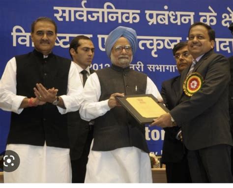 Facts On Twitter Manmohan Singh Presenting The MoU Excellence Award