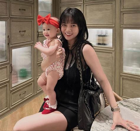 Hot girl Lào lấy chồng Việt điển trai ngậm ngùi chịu kiếp đẻ thuê vì con gái sinh ra giống bố