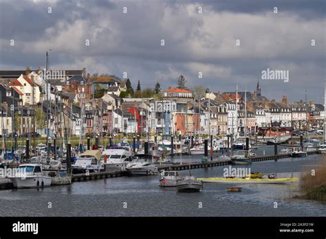 Le Port De Plaisance De Saint Valery Sur Somme Les Bateaux Moteur Et