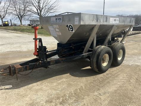 Adams Fertilizer Equipment T Pull Type Fertilizer Spreader