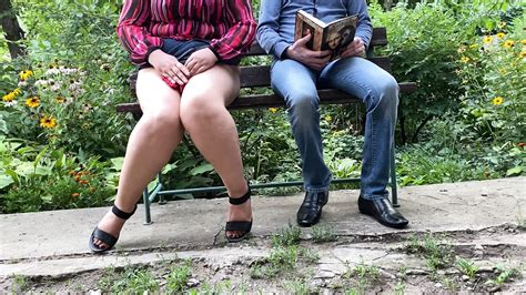 Milf con un gran culo fa pipì accanto a me nel parco su una panchina xHamster