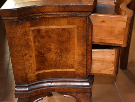 Comodini Con Gambe In Stile 700 In Legno Di Noce Lastronato Con 2