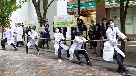 日本を代表するオフィス街の「大手町・丸の内・有楽町 仲通り綱引き大会」に「team 日本医学会総会2023」が白衣で出場 株式会社コングレ