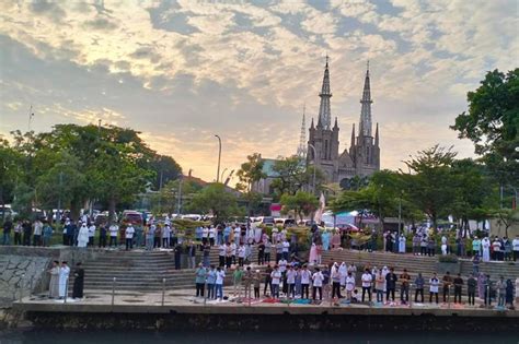 Masjid Istiqlal Penuh Jemaah Salat Iduladha Hingga Pinggir Sungai