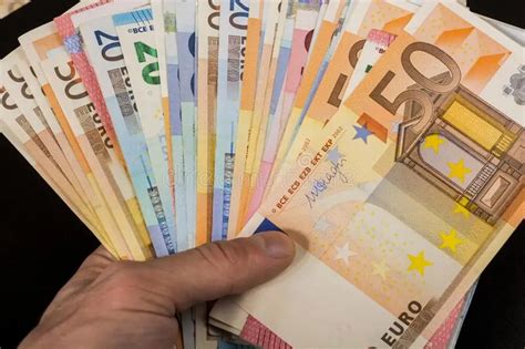 Euro alcanza paridad con el dólar estadounidense por primera vez en 20