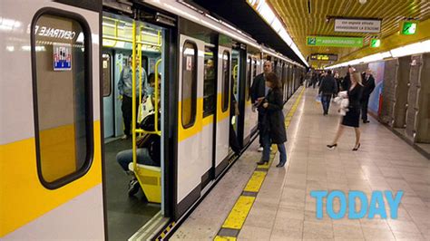 Milano difende la madre da tre donne in metrò ragazza accoltellata a