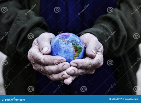 Vieil Homme Avec Un Globe Du Monde Dans Des Ses Mains Image Stock