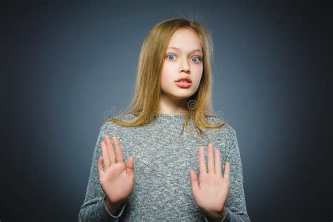 Le Plan Rapproché Effrayé Et a Choqué De Petits Garçons Expression