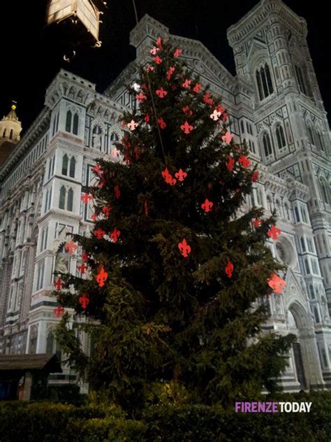 Tutto Pronto Per L Accensione Dell Albero Di Natale Al Duomo Fotonotizia