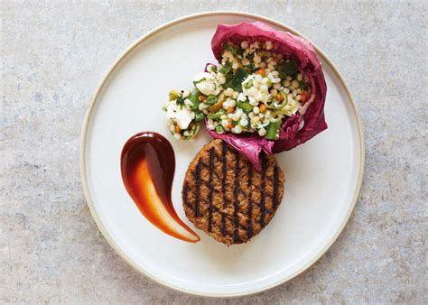 Blended Burger Met Parelcouscous Salade Eatertainment