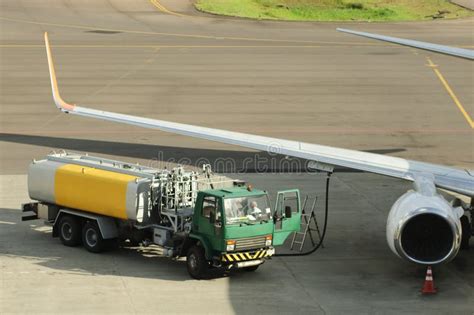 Rifornimento Di Carburante Dell Aeroplano Dopo L Atterraggio All