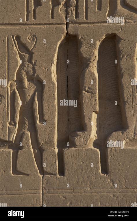 El Arte Egipcio Complejo Del Templo De Karnak Relieve Con Dos Juncos