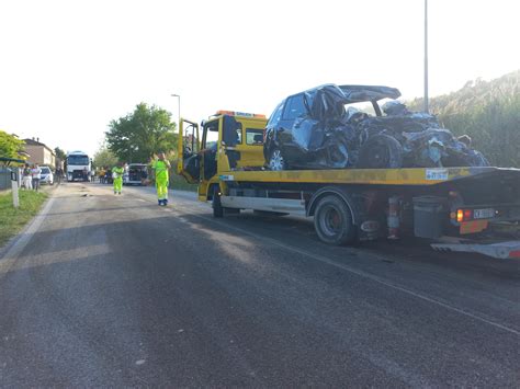 Incidente Pesaro Oggi Schianto Frontale Tra Un Camion E Unauto Morta