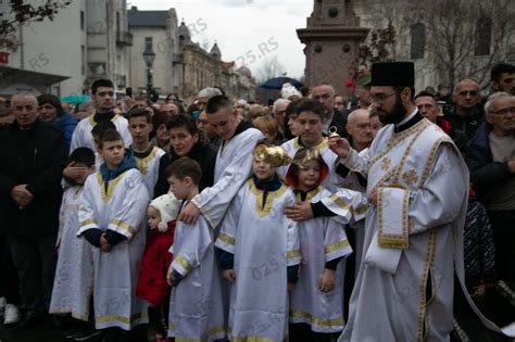 Video Paljenjem Badnjaka Tradicionalno Obele En Badnji Dan U Somboru