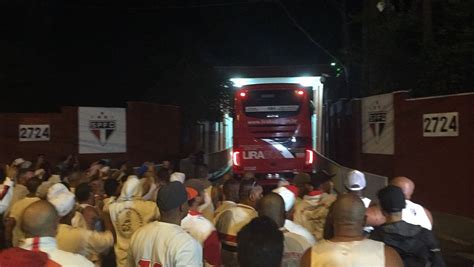 Em Protesto No Ct Torcida Pede Sa Da De Dorival E Quer Luxemburgo No