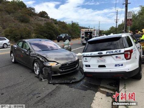 又出事！特斯拉汽车自动驾驶行驶撞上停泊警车自动驾驶特斯拉汽车警车新浪新闻