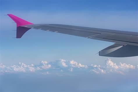 Vista desde la ventana del avión ala de un avión volando por encima de