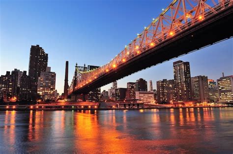 Ponte Queensboro sobre New York City East River ao pôr do sol