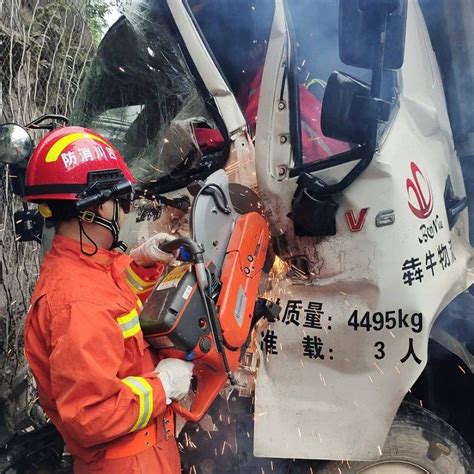 紧急！宜宾一货车撞上岩壁，车头严重变形，司机被卡驾驶室！珙县