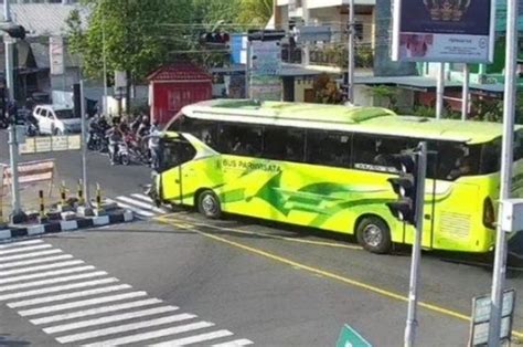 Duaar Bus Pariwisata Terobos Lampu Merah Di Gunungkidul Lindas Pemotor