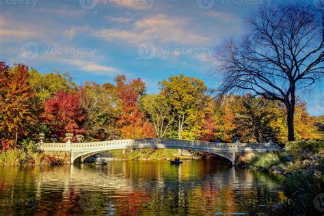 Central Park Im Herbst In Midtown Manhattan New York City 8354330 Stock