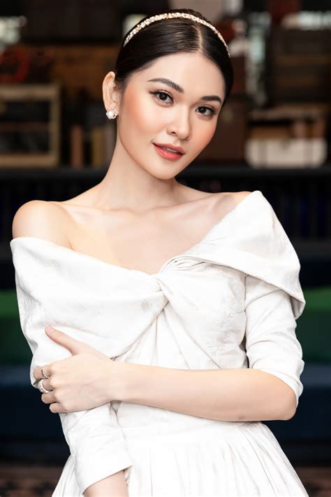 Dàn Hoa hậu Á hậu hot nhất nhì Vbiz váy áo lộng lẫy đụng độ bất phân thắng bại trong một khung