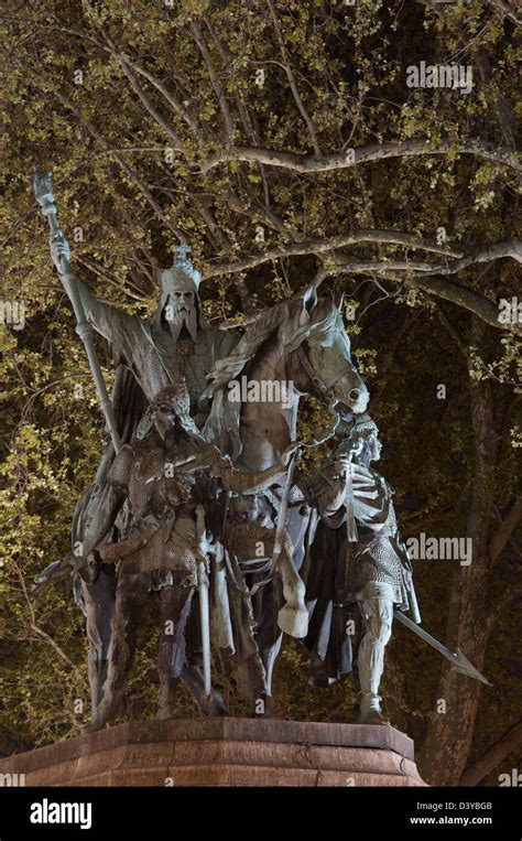 Esta Estatua De Bronce De Carlomagno Tambi N Conocido Como Charles El