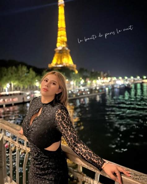 Gaya Hot Renna Dyana Saat Liburan Model Seksi Yang Diduga Pemeran Video Syur Kebaya Hijau