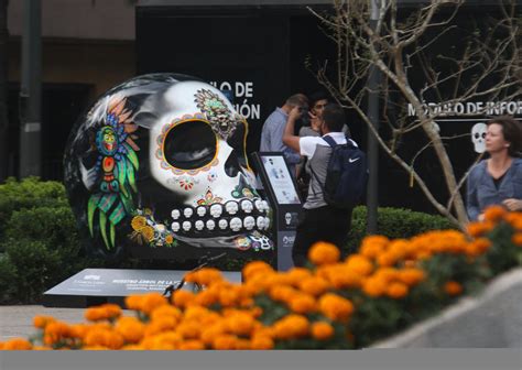 Con Mexicráneos inician festajos por Día de Muertos en la capital