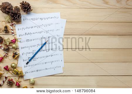 Christmas Music Notes Background Images, Stock Photos & Illustrations ...