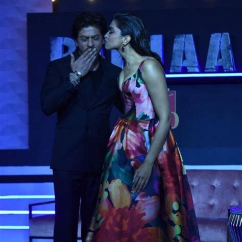 Pathaan Deepika Padukone Plants A Kiss On Shah Rukh Khans Cheeks At