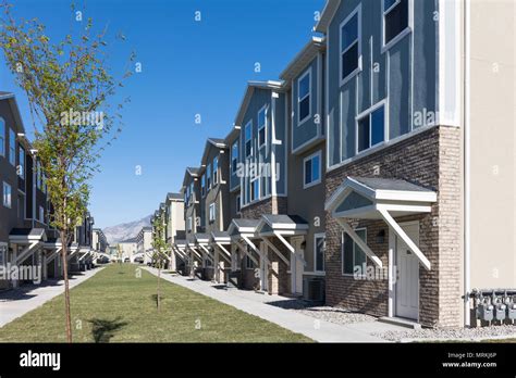 Rows Of Cookie Cutter Townhouses Stock Photo Alamy