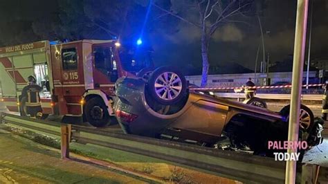 Incidente In Viale Regione Due Auto Si Scontrano E Una Si Ribalta