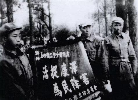 1948年，国军一司令被我军俘获，毛主席下令：务必给此人戴上镣铐