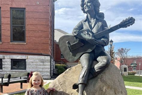 The Story Behind the Dolly Parton Statue in the Smoky Mountains ...