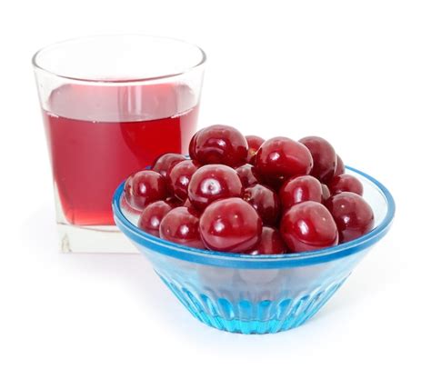 Cerezas Y Un Vaso De Jugo De Cereza Aislado En Blanco Foto Premium