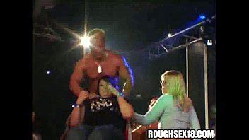 Un Tipo Musculoso Bronceado Baila En Una Fiesta Y Las Chicas Se Frotan La Polla XVIDEOS