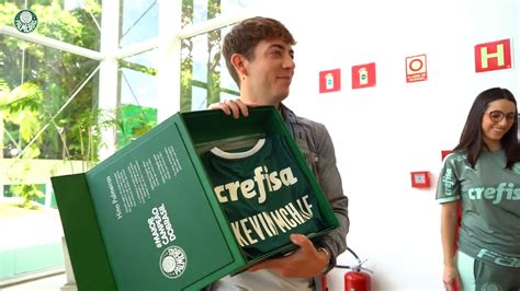 Astro da série Glee visita instalações do Palmeiras e se declara ao clube