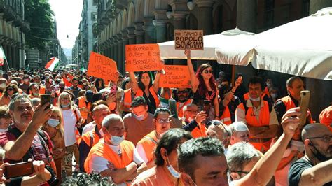 Gilet Arancioni In Piazza Statuto Siamo Arrabbiati Contro Tutto E