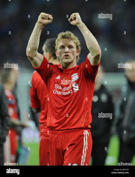 DIRK KUYT CELEBRATES LIVERPOOL FC WEMBLEY STADIUM LONDON ENGLAND 26 ...