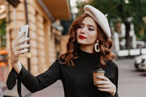 Jolie Fille Aux Cheveux Longs Utilisant Le Téléphone Pour Selfie Dans