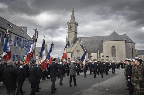 Dans Le Finist Re Environ Personnes Rendent Un Dernier Hommage