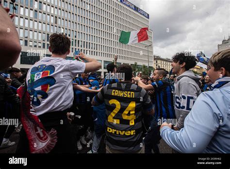 Festeggiamenti Dei Tifosi Dell Inter Sotto La Sede Della Squadra Per La