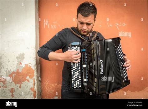 Homme jouant de l accordéon dans la rue Banque de photographies et d