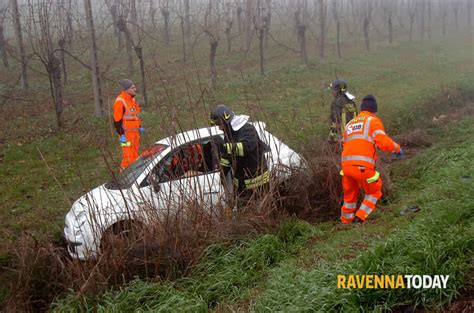 Vola Fuori Strada Automobilista Perde La Vita Foto Argnani