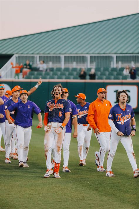 No 3 Clemson Scores Eight In The Ninth To Defeat No 7 Seminoles 9 8 In Game 2 Of Doubleheader