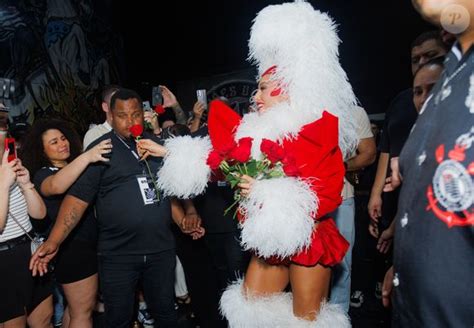 Ho ho ho no samba Sabrina Sato surge roupa extravagante de Mamãe