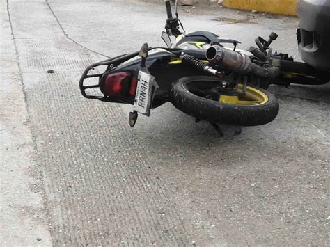 Motociclista lesionado tras chocar en malecón de Coatza