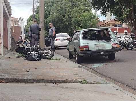 Motociclista Fica Ferido Ao Envolver Se Em Colis Es Dois Carros Em