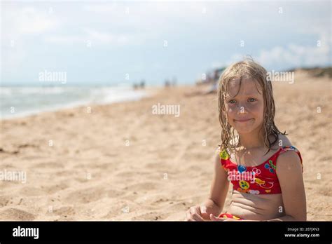 Enfant Accroupi Plage Banque De Photographies Et Dimages à Haute